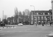 854134 Gezicht op de rotnde bij de Kanaalstraat te Utrecht, met rechts de huizen Artilleriestraat 1-5 en links op de ...
